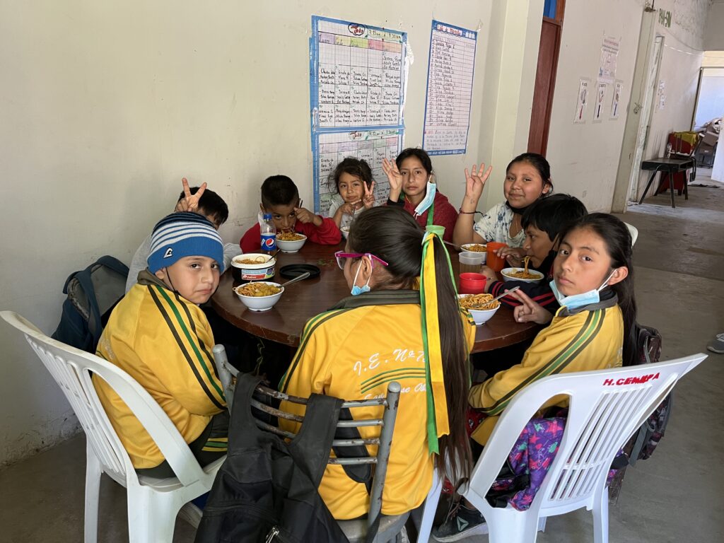 Schoolchildren in Lima eating lunch