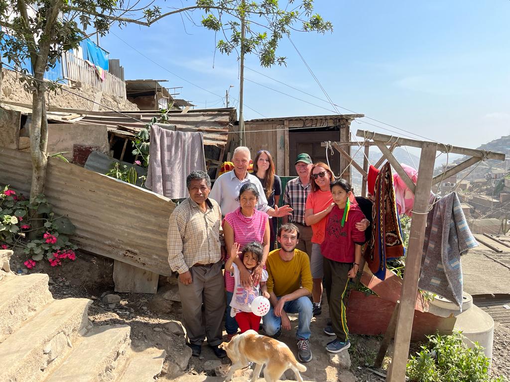 DWC volunteers at a home local in Peru