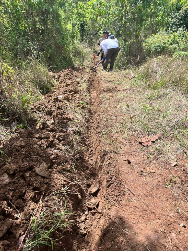 Costa Roca Feb 2023 Volunteer Team digging a trench