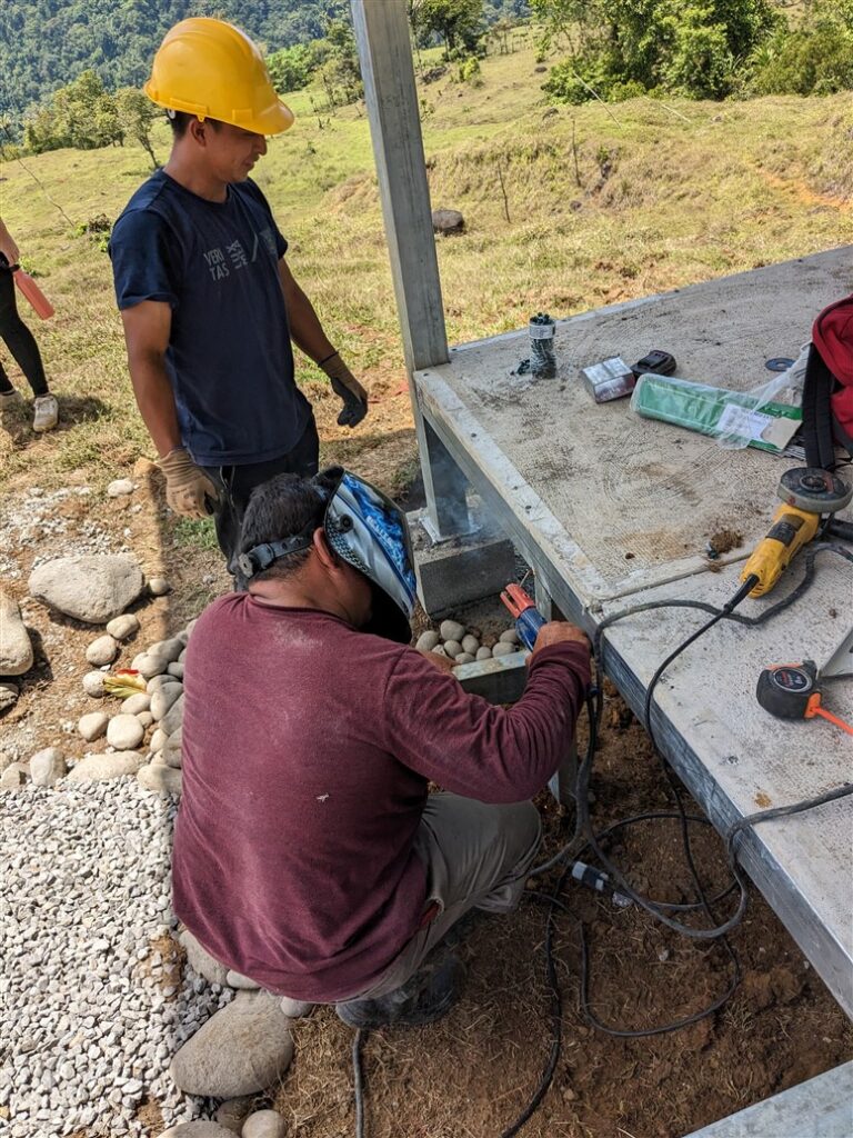 Putting on the final welding touches to platform project Costa Rica