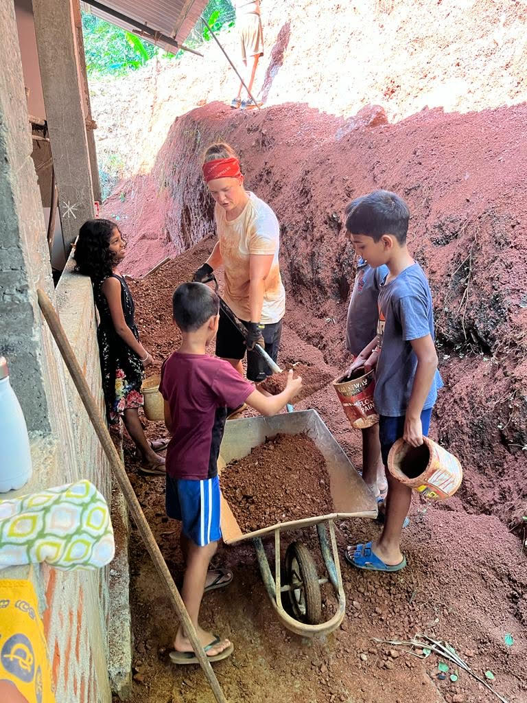 Volunteer in Sri Lanka with her children helpers