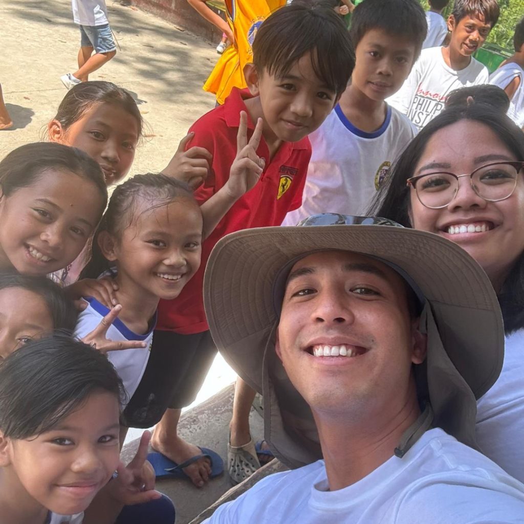 Volunteers with schoolchildren Philippines