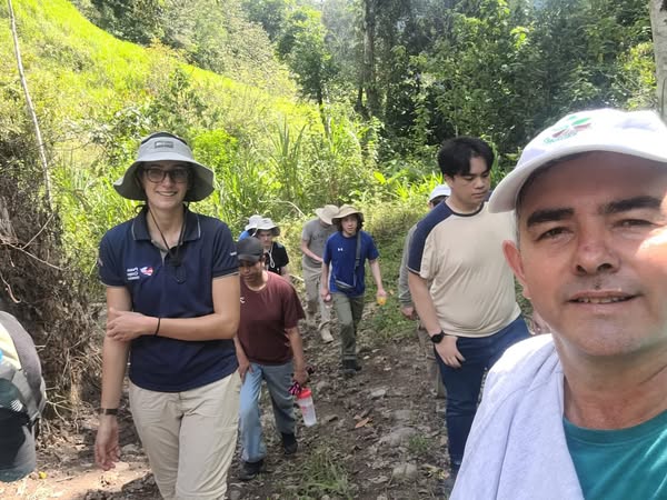 Volunteers outside project site Costa Rica