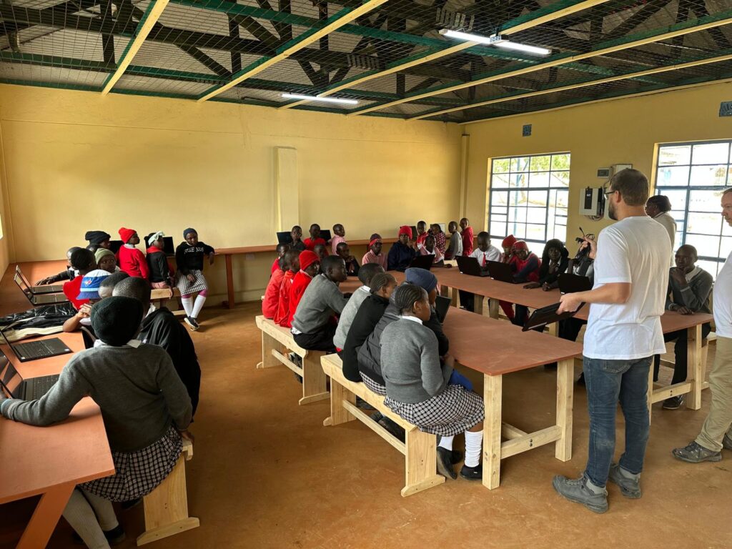 Students in e lab Kenya