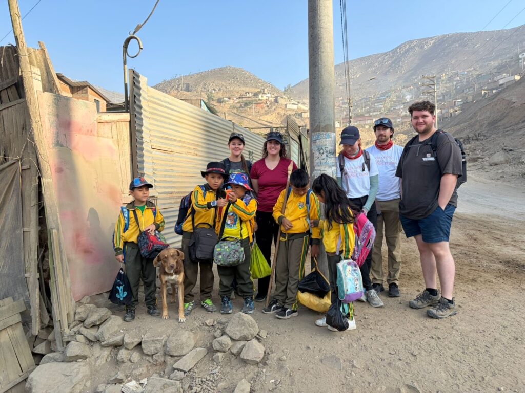 School kids posing with Urban Systems volunteers Peru