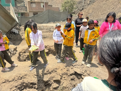 Children helping volunteers Peru
