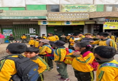 Peru school children in uniforms