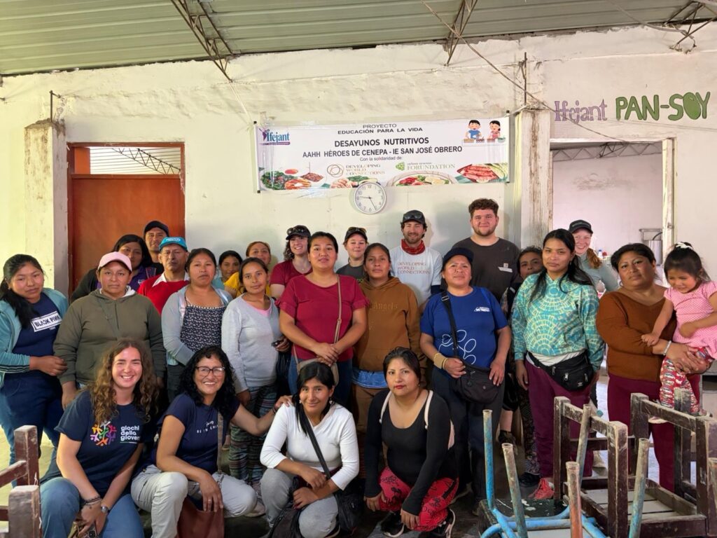 School kids, teachers and parents posing with Urban Systems volunteers Peru